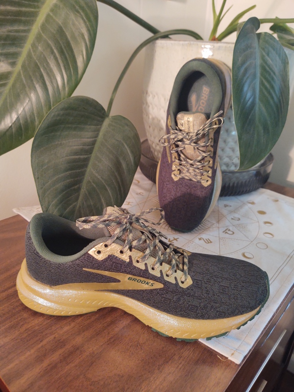 EUC Brooks Launch 7 St. Patty's Day Run Lucky Sneakers Green Gold Size 6